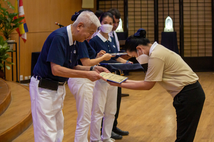 Tzu Chi Philippines CEO Henry Yuñez leads the awarding of Technical-Vocational scholarships in welding and caregiving on November 4 at the Jing Si Hall of Buddhist Tzu Chi Campus in Sta. Mesa, Manila. 【Photo by Marella Saldonido】