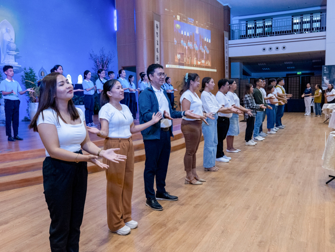 Tzu Chi scholar alumni sing and sign “One Family.”