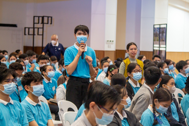 At BTCC, the younger batches of Tzu Chi scholars attended their own Humanity class. Volunteer Betty Dizon led an interactive discussion on vegetarianism. 【Photo by Marella Saldonido】