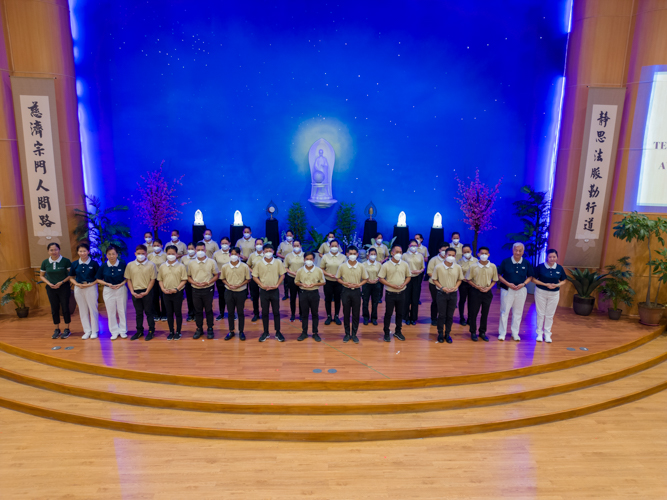 Tzu Chi volunteers take a group shot with the latest batch of Tech-Voc scholars. 【Photo by Harold Alzaga】