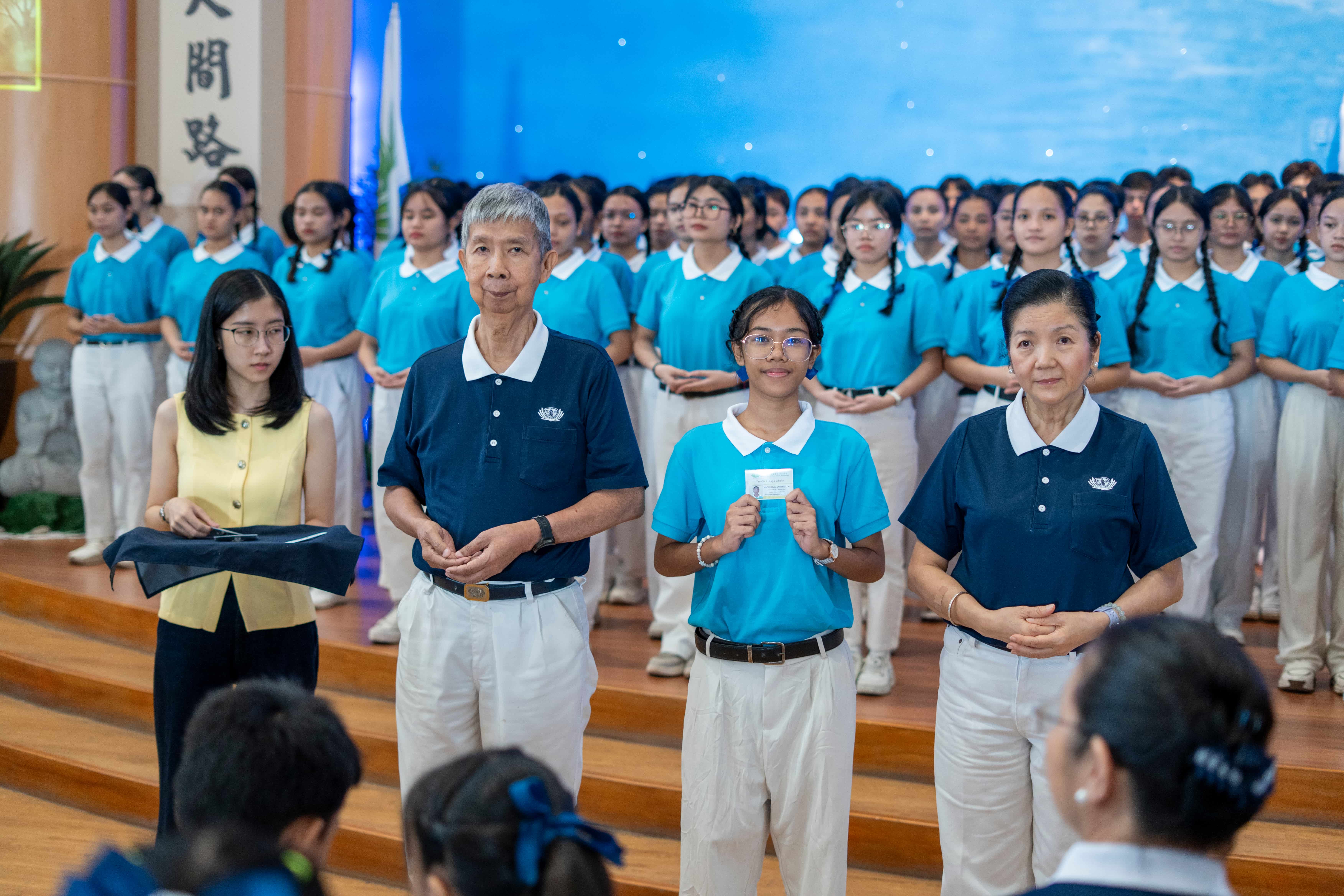 Filled with delight and gratitude, new scholar Hannah Lyka Mabatan (second from right ) receives her official Tzu Chi scholar ID from (from left) Tzu Chi Charity Run sponsor Lyn Gaw, Tzu Chi volunteer Rudy Ong, and Head Volunteer for Tzu Chi’s Educational and Medical Assistance Program Rosa So.