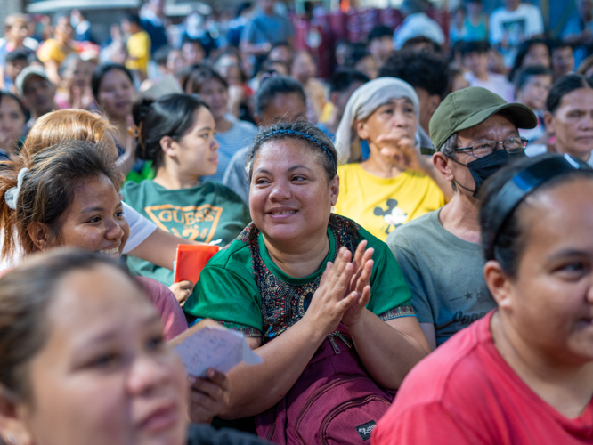 “We can start again, because you are here with us, helping us,” says Renira Alvar, hopeful for a new beginning. 【Photo by Harold Alzaga】