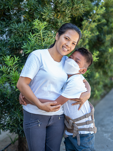 Lenlen Galban (left) with her 11-year-old son Prince, who is being treated for Pott disease or tuberculosis of the spine. 【Photo by Marella Saldonido】