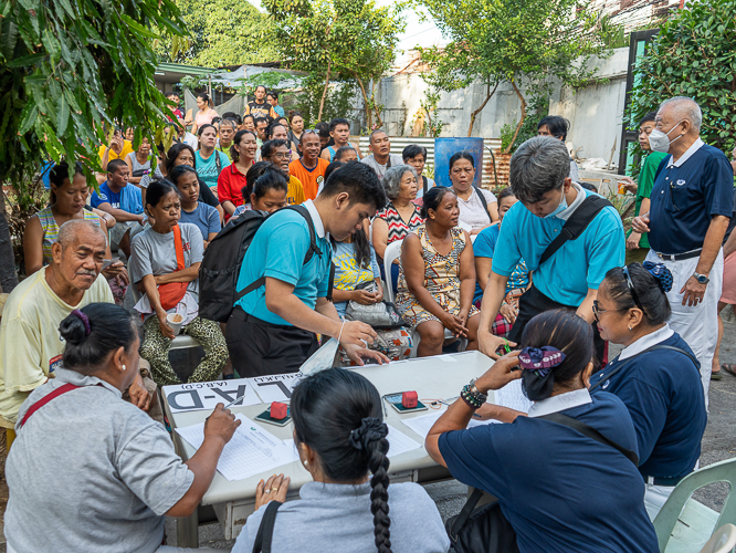 Tzu Chi volunteers and scholars prepare for the registration process during the fire relief. 【Photo by Marella Saldonido】