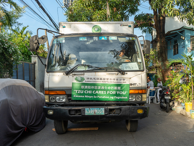 Relief goods arrive at Barangay Damayang Lagi, Quezon City. 【Photo by Marella Saldonido】