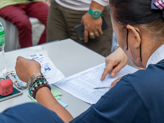 Each Tzu Chi volunteer identifies beneficiaries who will be receiving relief goods. 【Photo by Marella Saldonido】