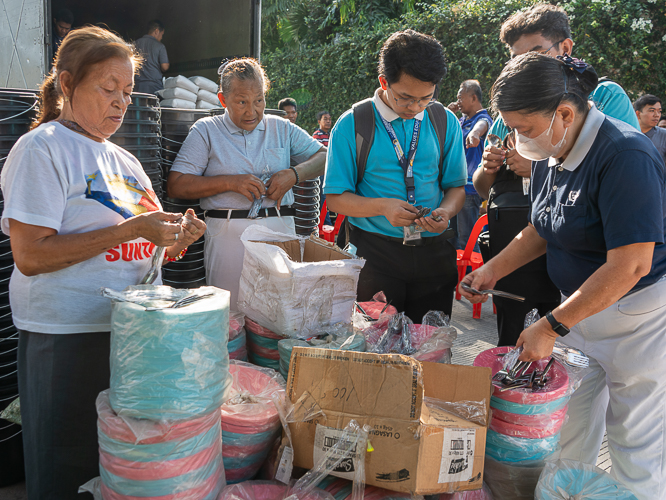Tzu Chi volunteers and scholars unpack the relief goods for distribution. 【Photo by Marella Saldonido】