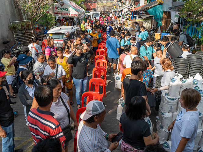 Beneficiaries line up as they receive their relief goods from Tzu Chi. 【Photo by Marella Saldonido】