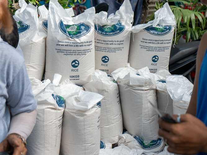 Each family affected by the fires received a 10-kg sack of rice from Tzu Chi. 【Photo by Marella Saldonido】