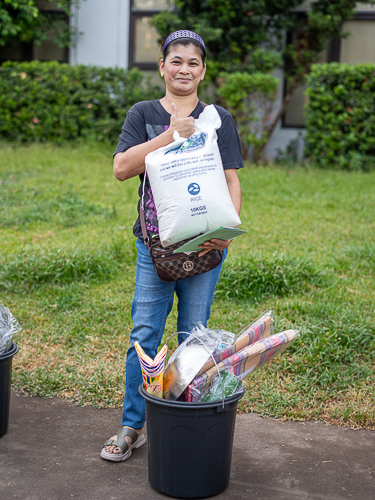 Beneficiary Jennifer Solis poses with the items she received from Tzu Chi. 【Photo by Marella Saldonido】