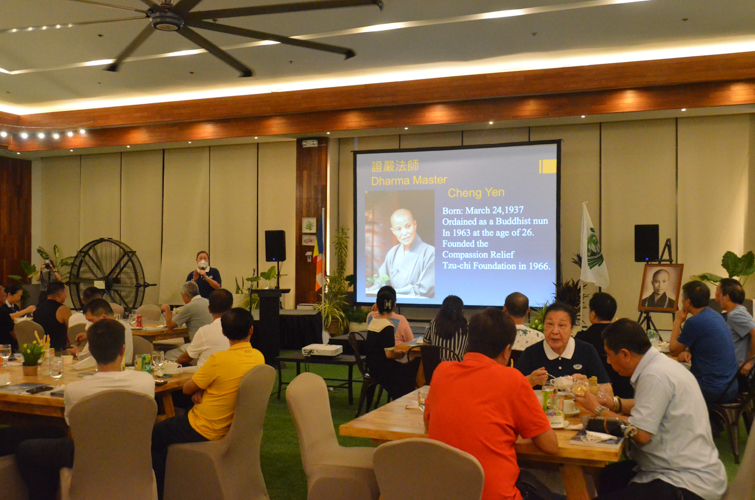 Senior volunteer Judy Lao talks about the history of Tzu Chi Foundation in the Philippines. 【Photo by Divina Villacrusis】