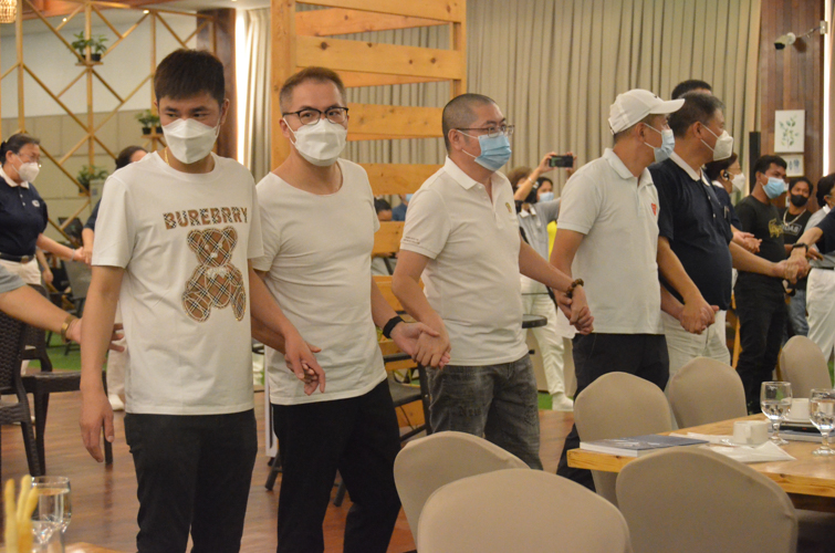 Guests and volunteers participate in the performance of a sign language song. 【Photo by Divina Villacrusis】