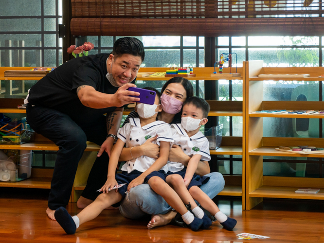Daniel Ngo takes a day off to spend time with his family during the Father’s Day celebration.  “The games were fun,” he says. “And the fact that they prepared a gift for me, it means a lot to me.” 【Photo by Daniel Lazar】