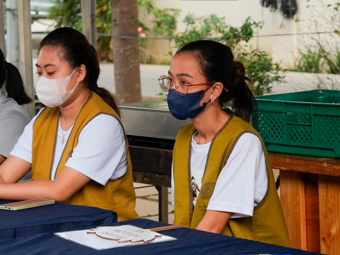 Now a Tzu Chi volunteer, Daniella Joy Rosales assists with scholars’ registration at the recent humanity class of Tzu Chi’s Educational Assistance Program. 【Photo by Harold Alzaga】