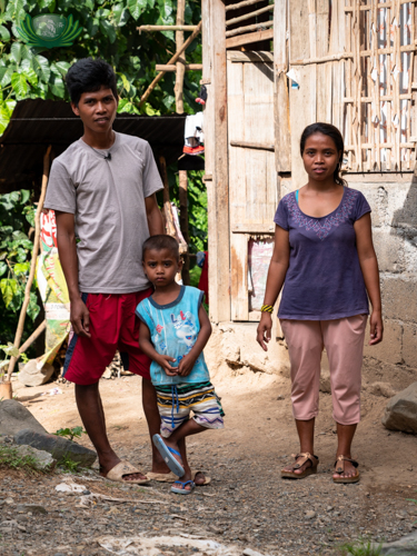 Couple Robert and Mercy Daoban with their son. 【Photo by Daniel Lazar】