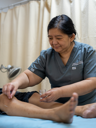 Dr. Regina Talavera offers her TCM expertise to the Acupuncture Clinic of Tzu Chi Philippines.【Photo by Jeaneal Dando】