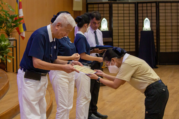 Tzu Chi Philippines CEO Henry Yuñez leads the awarding of Technical-Vocational scholarships in welding and caregiving on November 4 at the Jing Si Hall of Buddhist Tzu Chi Campus in Sta. Mesa, Manila. 【Photo by Marella Saldonido】