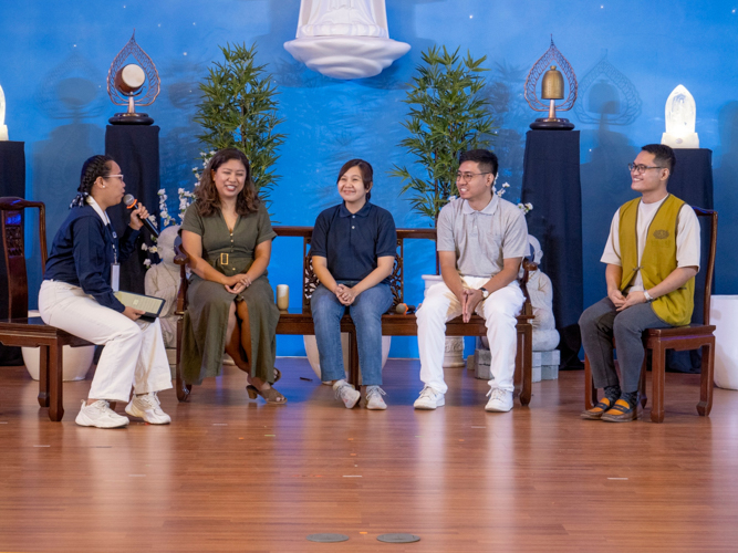 Volunteer Cherrie Rose Ang (first from left) leads a roundtable discussion with Tzu Chi alumni (second from left) Jhoy Sarmiento, Mary Rosedy Detasyon “Dhy” Antigua, Jamil Carvajal, and Johniel Tuando at the 2023 Tzu Chi Scholars’ Camp on July 9. 【Photo by Marella Saldonido】