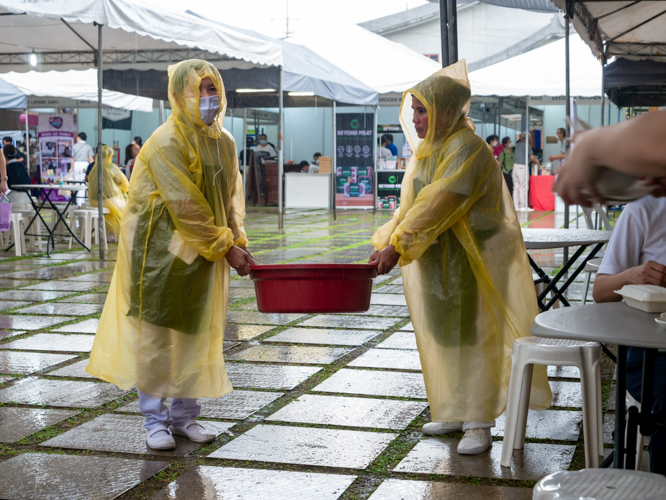 Rain or shine, volunteers diligently collected used plates, utensils, and glasses used by guests at Fiesta Verde ’22. 【Photo by Daniel Lazar】