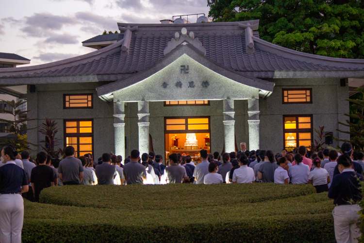 Just before dawn, Tzu Chi volunteers gather outside the Jing Si Abode of Buddhist Tzu Chi Campus (BTCC) in Sta. Mesa, Manila, to participate in 3 steps and 1 bow in honor of Dharma Master Cheng Yen’s 87th birthday on May 2. 【Photo by Marella Saldonido】