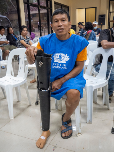 Rodello Garillo receives his prosthesis at Tzu Chi’s Jaipur Foot Camp on May 16 at the executive function hall of the capitol compound of Pagadian City, Zamboanga del Sur.