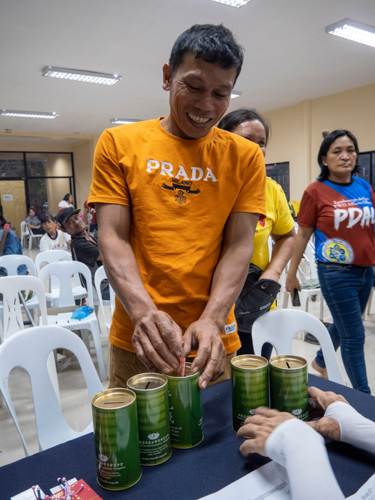 Unfazed by the loss of his right leg after rescuing victims from a freak road accident in 2007, Rodello Garillo can do anything—including donate to help others like him through Tzu Chi’s coin bank.