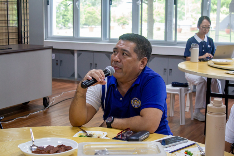 Cooking for the Philippine Normal University for 25 years, Sherwin Ulam was amazed at the versatility of magic meat, a plant-based ingredient made of soy protein. 【Photo by Marella Saldonido】