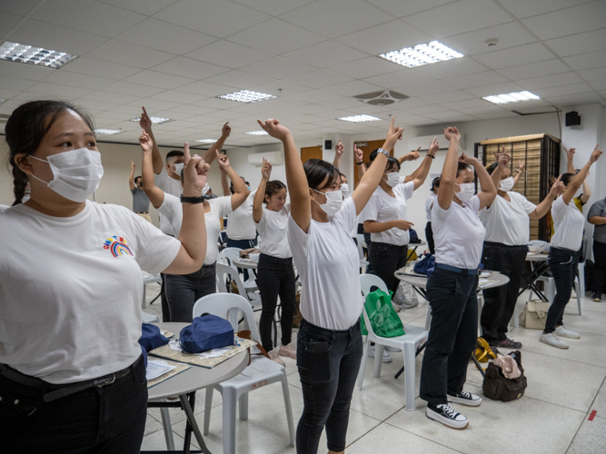 Caregiver scholars stretch and limber up to the vegetarian dance.【Photo by Jeaneal Dando】