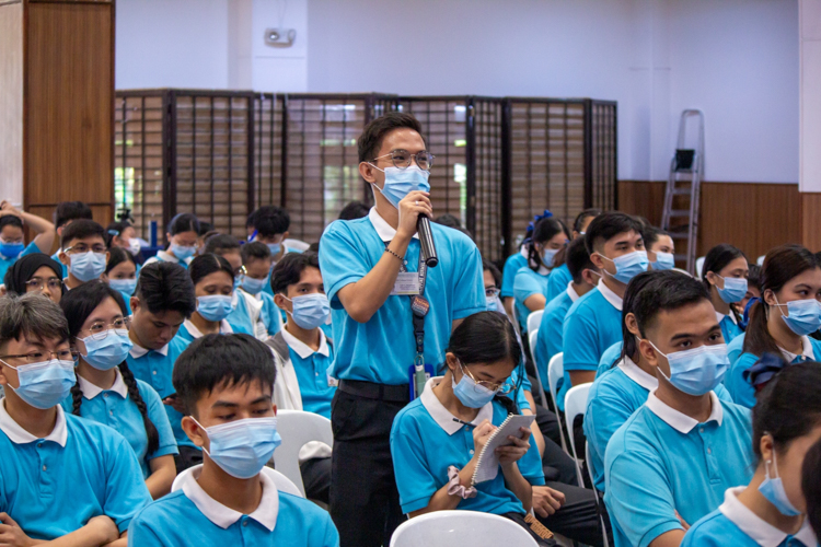 In Manila, 341 Tzu Chi scholars and their parents ask questions and share their encounters with fire. 【Photo by Marella Saldonido】