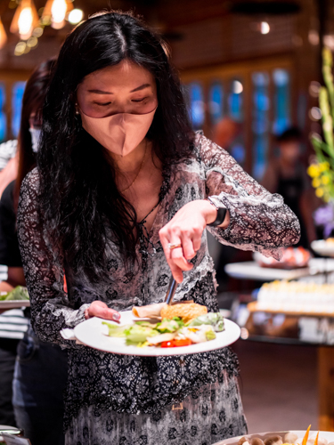 Guests enjoyed a spread of savory and sweet non-meat dishes. 【Photo by Daniel Lazar】