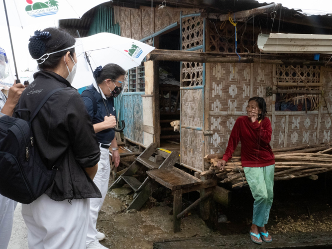 A woman from Tinangnan is being interviewed by volunteers. 【Photo by Marella Saldonido】