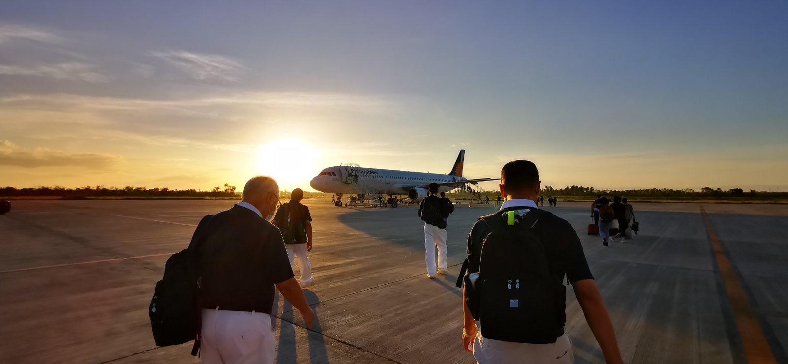 Tzu Chi volunteers walk to a plane that will take them to Bohol days after the wrath of Typhoon Odette. 【Photo by Johnny Kwok】