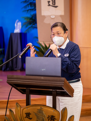 Tzu Chi Department of Communications Head Judy Lao details the history of Tzu Chi Foundation. She also explained that scholarships are the sourced from the donations of disaster victims, pandemic beneficiaries, and other sectors helped by Tzu Chi—then encouraged scholars to be benefactors too by placing their pledges in large coin banks found at the exit of the Jing Si Hall. 【Photo by Daniel Lazar】