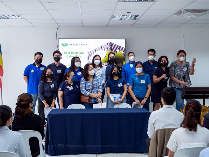 Volunteer executives gave practical tips on how to ace a job interview, and applied the tips in live demonstrations.【Photo by Daniel Lazar】