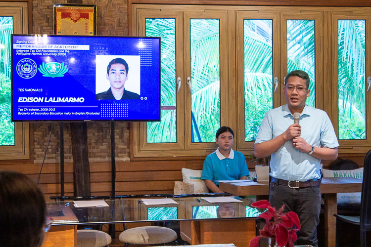 “When I first knew Tzu Chi, I was hitting rock bottom. I felt there was no hope. But when Tzu Chi came, it saved me and my family,” says former Tzu Chi scholar and PNU alumnus Edison Lalimarmo, who has been a public school teacher for ten years now.  【Photo by Marella Saldonido】