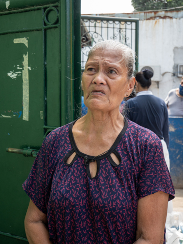 “I am sad. I haven’t even fully recovered from the loss of my husband, and now this,” she weeps. But Tzu Chi’s gesture of love has somehow given her a sense of relief and a spark of hope, for which she was immensely grateful. “I feel happy. Thank you so much.” 【Photo by Jeaneal Dando】