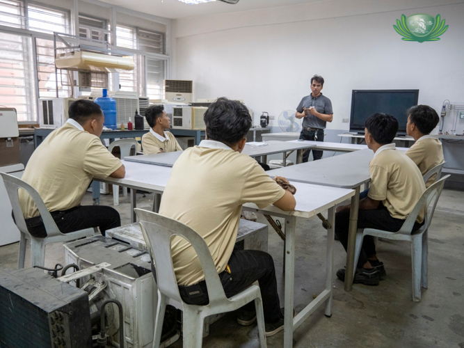 He didn’t plan to be a trainer, but Elpidio Valdez Jr.’s guidance and advice to Technical-Vocational Program scholars has helped them find jobs both here and abroad.