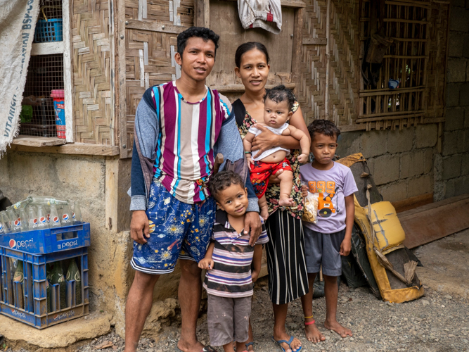 Eric Parcon with his wife and three children. 【Photo by Matt Serrano】