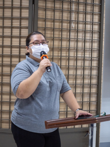  Tzu Chi Tech-Voc Department Administrator Elizabeth Auste notes caregiver scholars’ strong drive to finish the 50-day course. 【Photo by Jeaneal Dando】