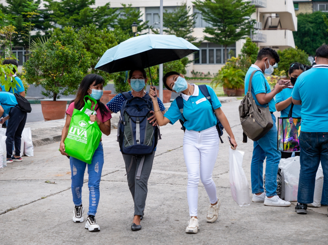 Tzu Chi scholars received rice and groceries.【Photo by Daniel Lazar】