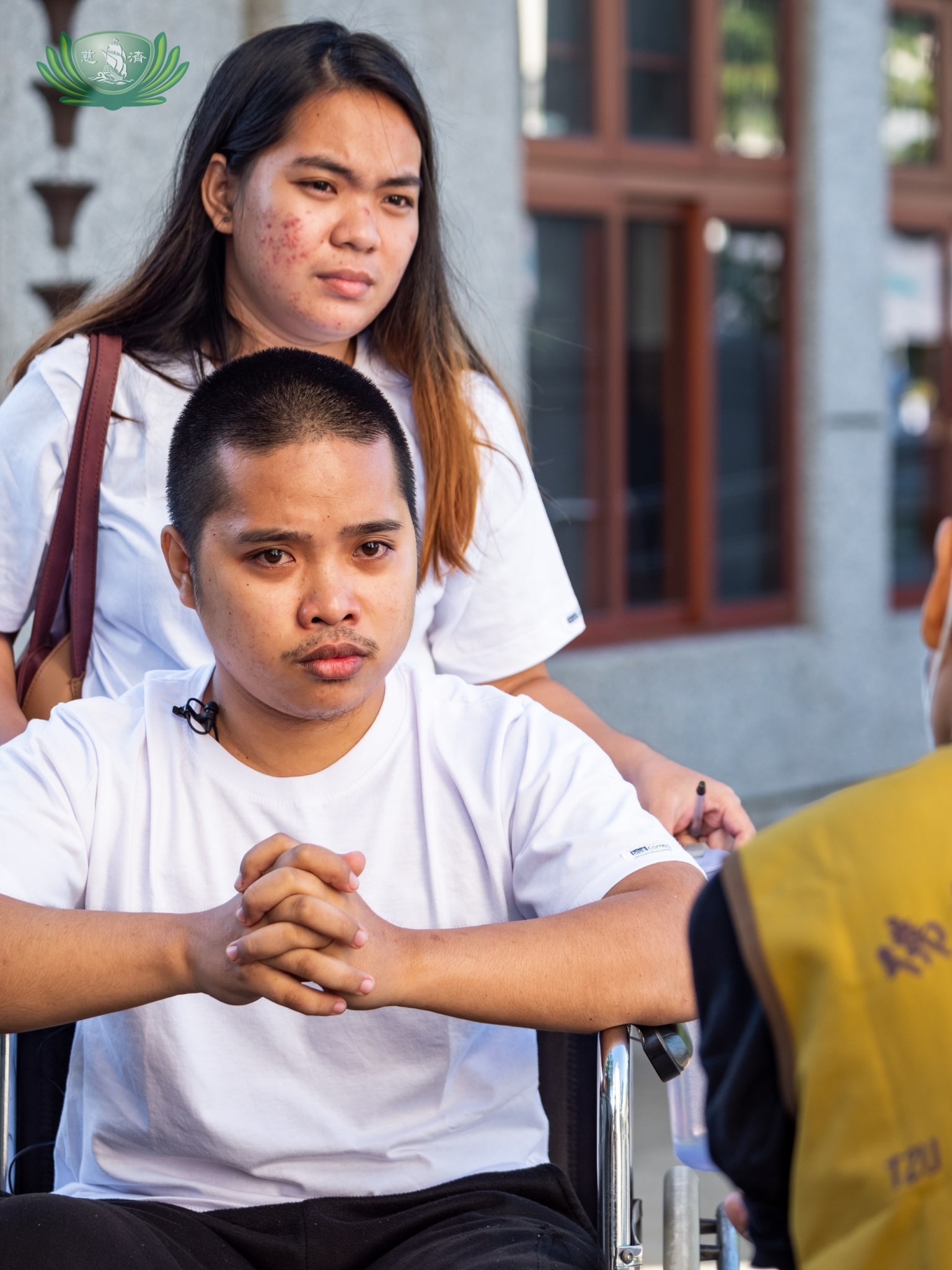 Myrelle Espinosa (standing) sent requirements for support to the Tzu Chi Foundation, but it was her husband Christian Dave Delmonte who learned their request was approved. Delmonte was helped by Tzu Chi before: A native of Tacloban, he participated in Tzu Chi’s Cash for Work program, cleaning his surroundings for a fee, after the wrath of Super Typhoon Yolanda in 2013.【Photo by Daniel Lazar】