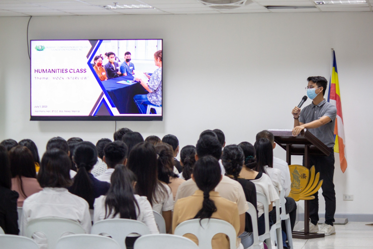 Ian Manlulu, a volunteer under the educational assistance program of Tzu Chi’s Charity Department, addresses graduating scholars at the start of July 1’s Mock Interview and Career Talk. 