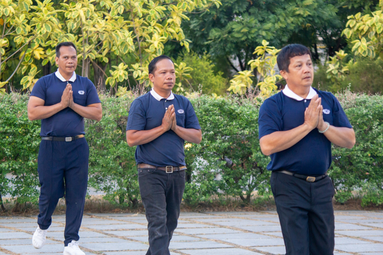 Charlie Centes (middle) has participated in 3 steps and 1 bow since the Tzu Chi Foundation acquired the property where BTCC stands today from the Sisters of Mary congregation in 2005. 【Photo by Marella Saldonido】