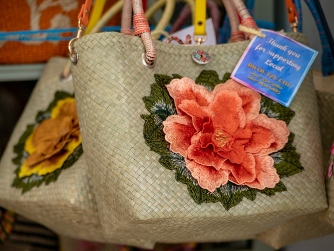 Bags handwoven from karagumoy (Pandanus simplex) were a hit at the Tzu Chi Bicol booth. 【Photo by Daniel Lazar】