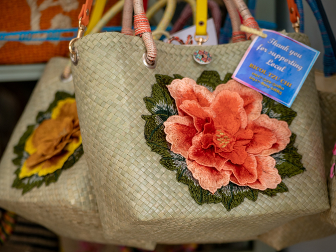 Bags handwoven from karagumoy (Pandanus simplex) were a hit at the Tzu Chi Bicol booth. 【Photo by Daniel Lazar】