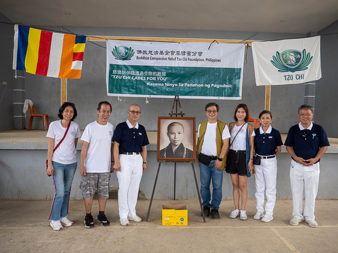 Members of the Catarman Federation of Filipino-Chinese Chamber of Commerce and Industry, Inc. (FFCCCII) join Tzu Chi volunteers in the relief distribution in Brgy. Polangi. 【Photo by Matt Serrano】