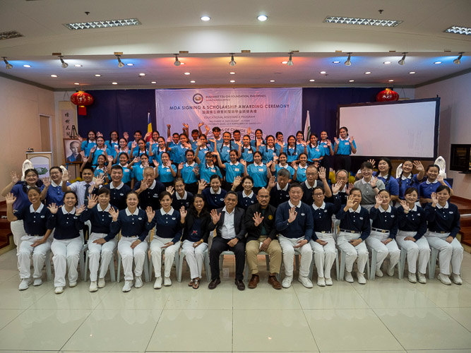 Tzu Chi volunteers from Davao, Manila, and scholars and executives from the University of Southeastern Philippines (USeP) gather for a group photo during the MOA signing and scholarship awarding ceremony of Tzu Chi Davao Liaison Office. 【Photo by Matt Serrano】