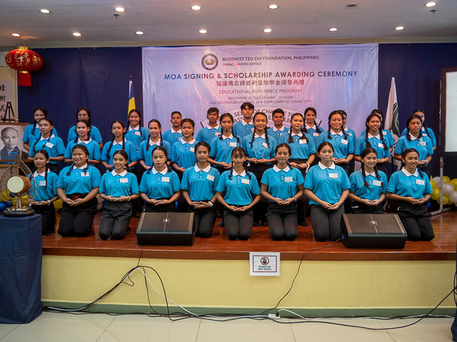 The pioneer batch of Tzu Chi scholars from the University of Southeastern Philippines (USeP) under the Tzu Chi Davao Liaison Office. 【Photo by Matt Serrano】