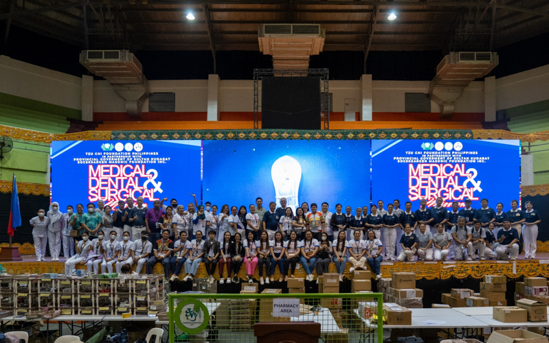 Volunteers working at the Sultan Kudarat Provincial Gymnasium pose for a group photo.【Photo by Jeaneal Dando】