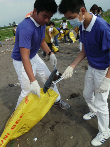 Leo Villanueva (left) and Tzu Chi Youth at a cleanup drive in the Dream Land slums of Rosario, Cavite